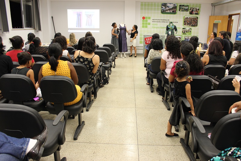 Alunas apresentam e explicam à banca e ao público, vestido confeccionado por elas na perspectiva da sustentabilidade